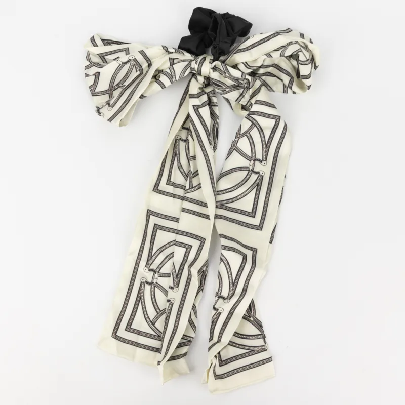 COLITA CON PAÑUELO DE SEDA ESTAMPADO