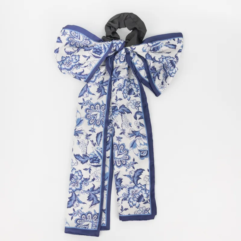 COLITA CON PAÑUELO DE SEDA ESTAMPADO