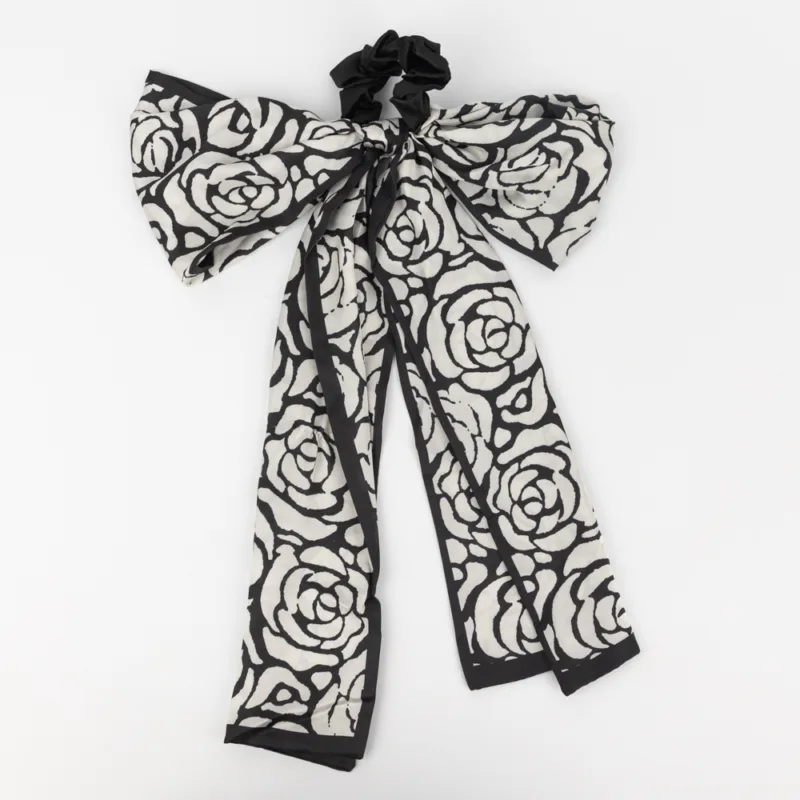 COLITA CON PAÑUELO DE SEDA ESTAMPADO