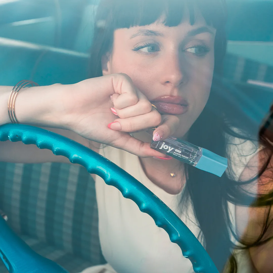 chica probando labial de city girl